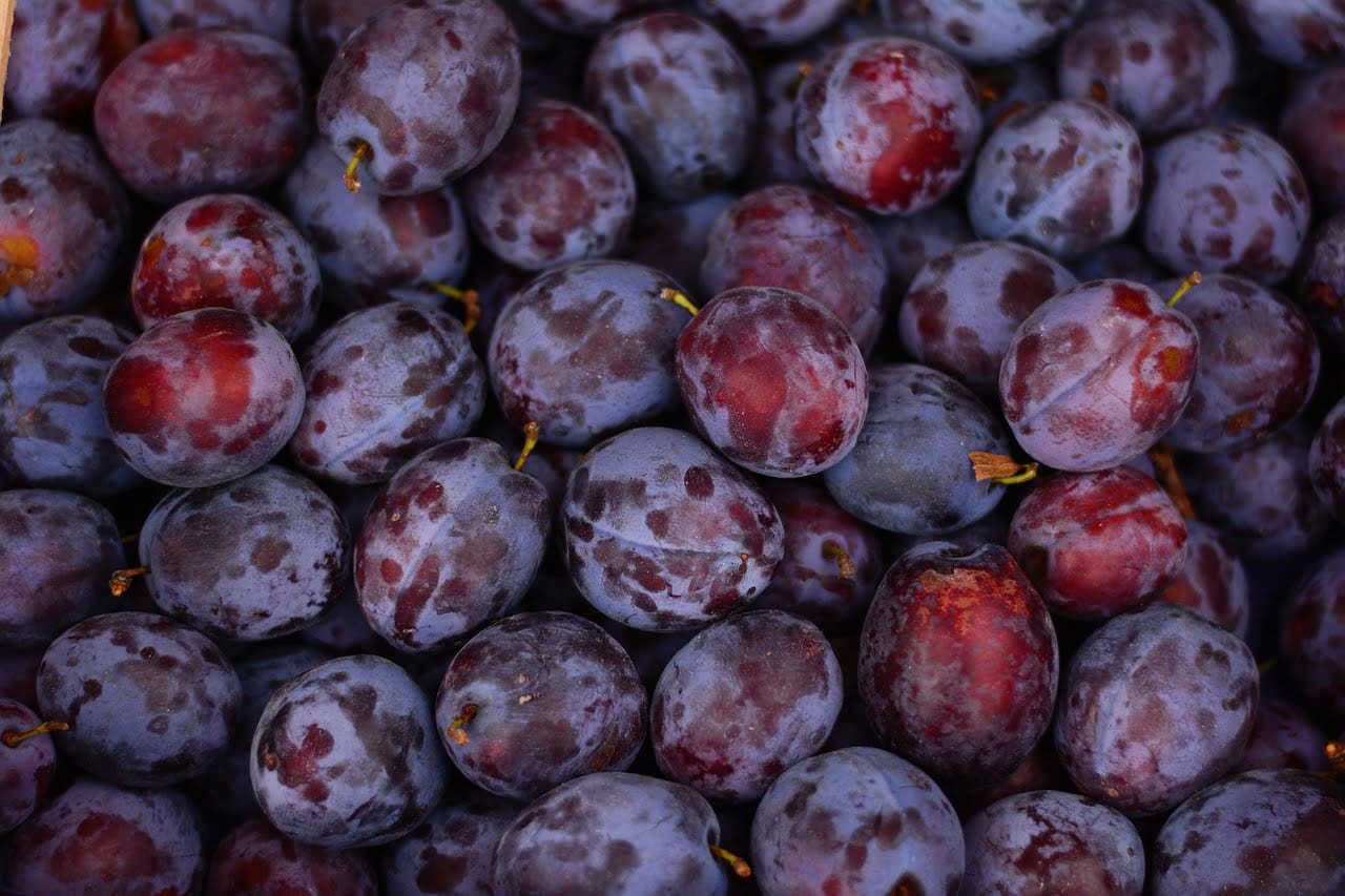 dream meaning Plums